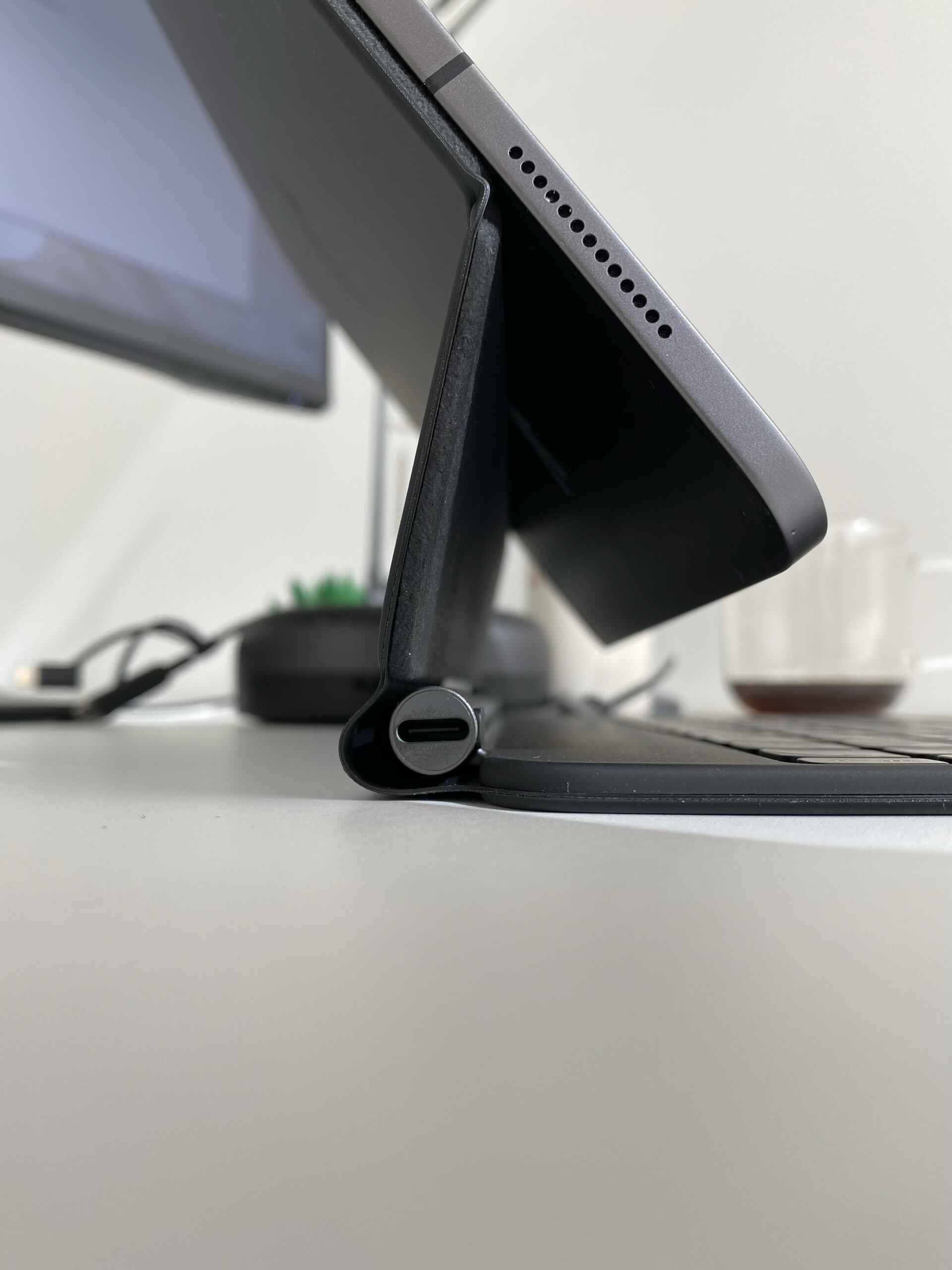 Oba zawiasy w maksymalnym wychyleniu.