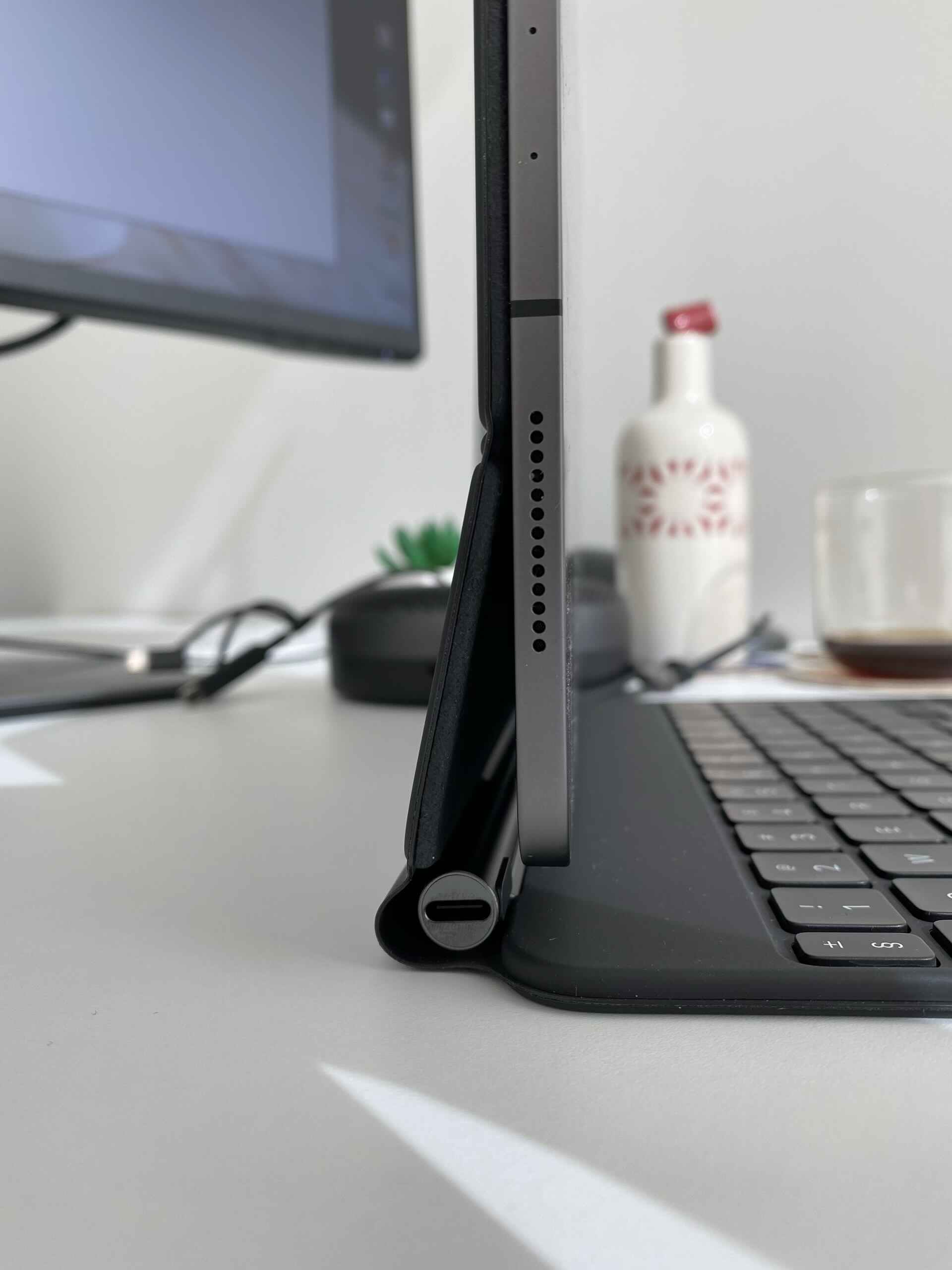 iPad w ustawieniu pionowym w stosunku do klawiszy.