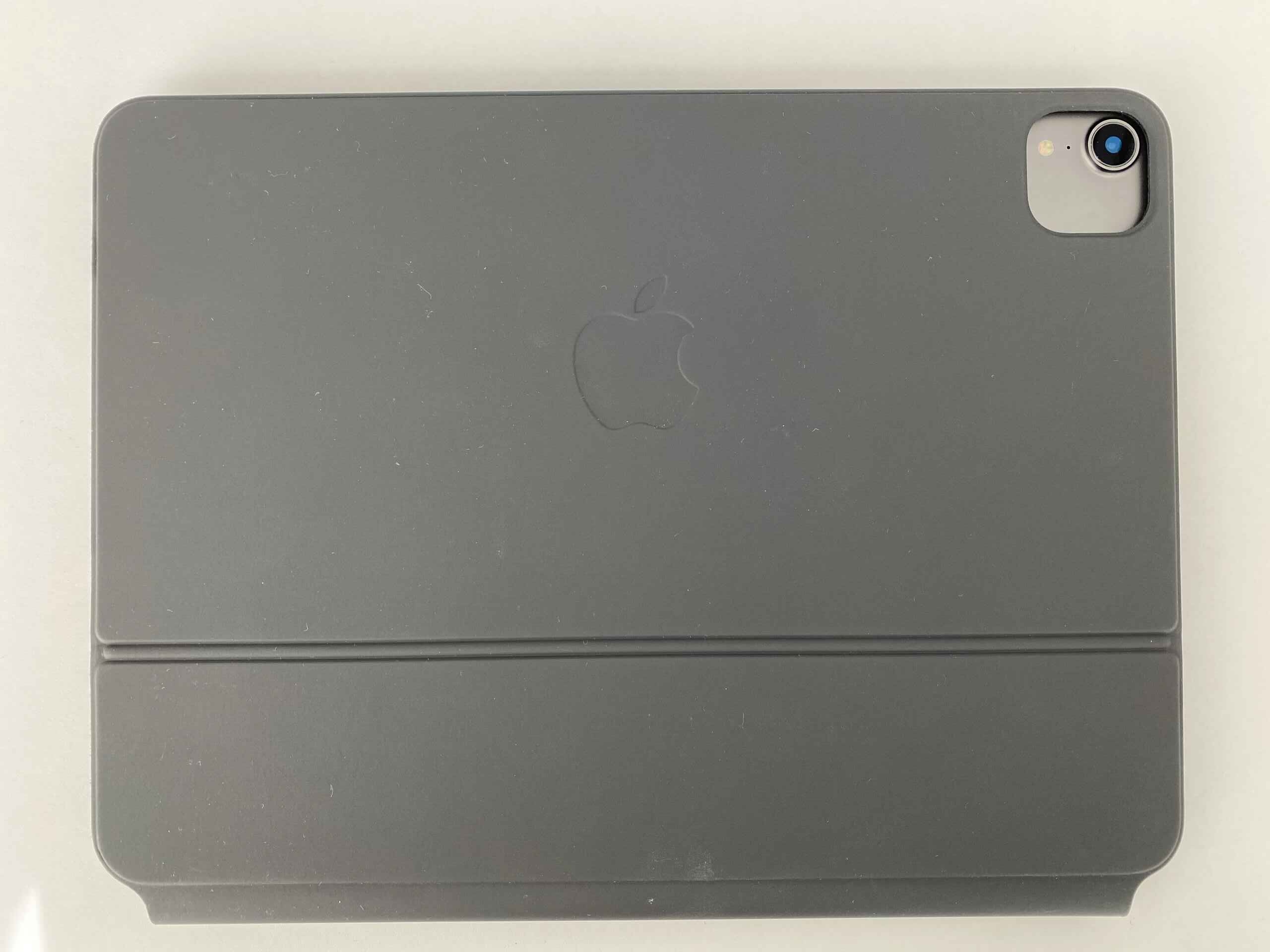 Tą stronę Magic Keyboard będziecie oglądać najczęściej. Logo Apple jest ustawione tak, jak w obecnych modelach MacBooków.