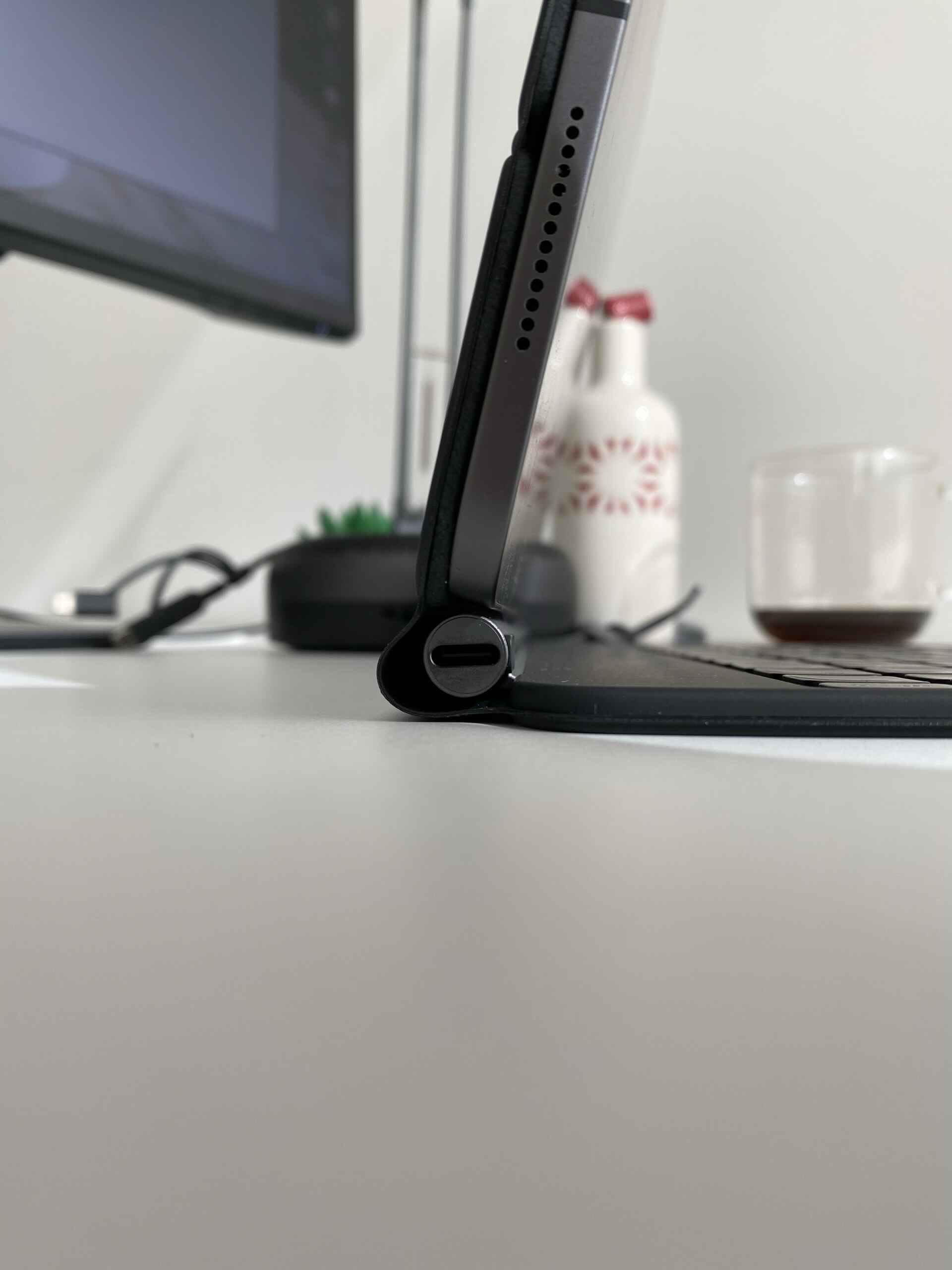 Maksymalne wychylenie głównego zawiasu, z iPadem przylegającym w pełni do etui. Widać też port USB-C.