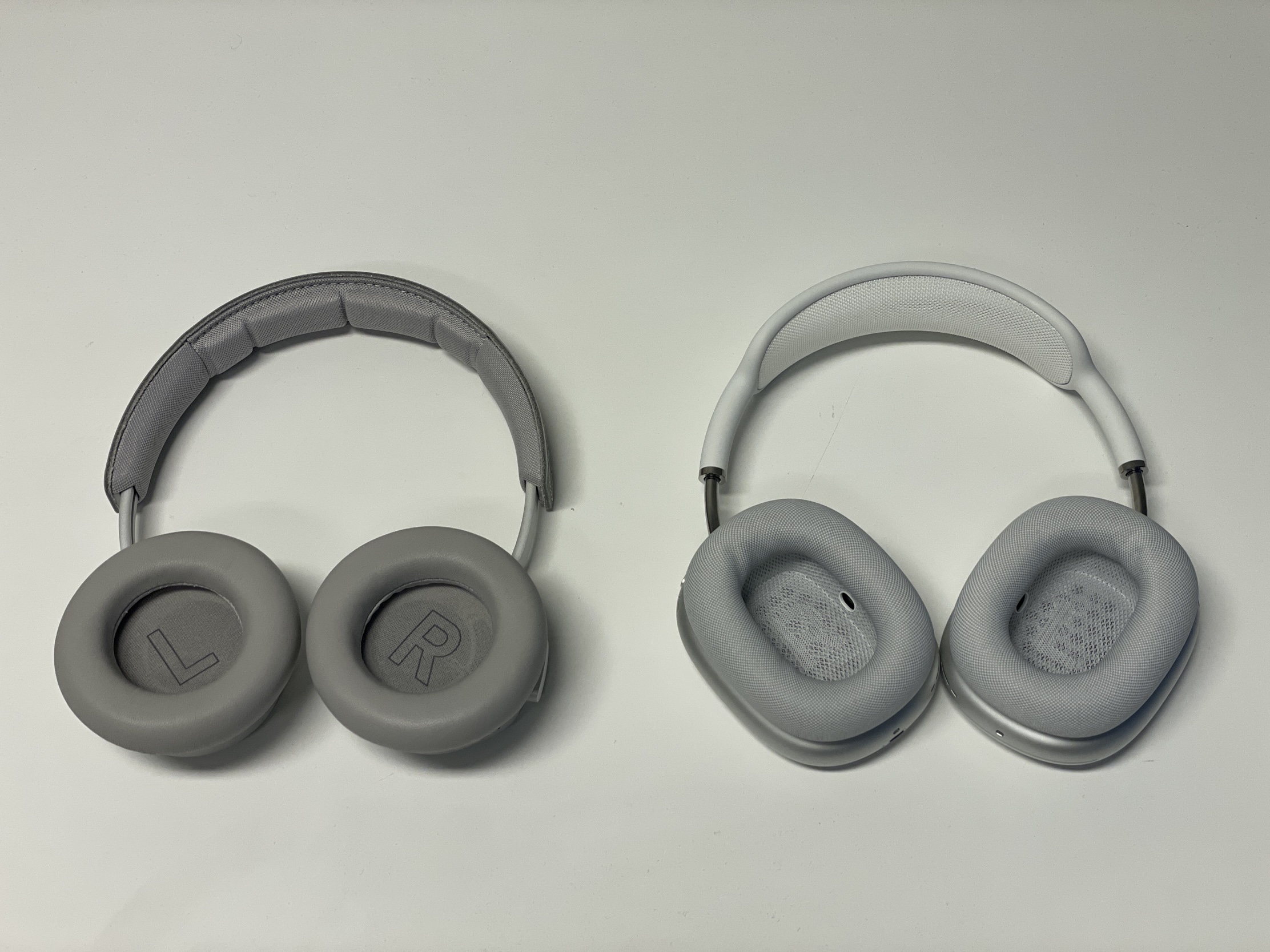 Wyraźnie widać, gdzie stykają się słuchawki AirPods Max. Widać też otwór czujnika podczerwieni. 