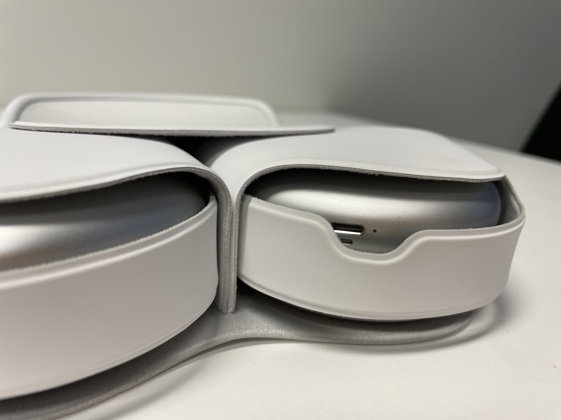 Zdecydowanie port i wycięcie w etui powinny być w jednej linii. 